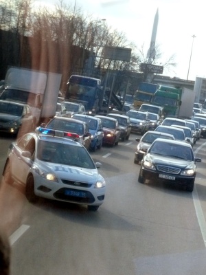 ... die regelmäßig für unseren Bus-Konvoy die Straßen sperrt.
